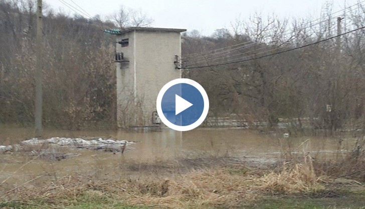 Разливът към нивите е спасил от наводнение къщите край реката