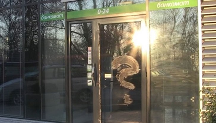 Вратите и прозорците бяха омазани с човешки фекалии, вонята се разнасяше из целия район