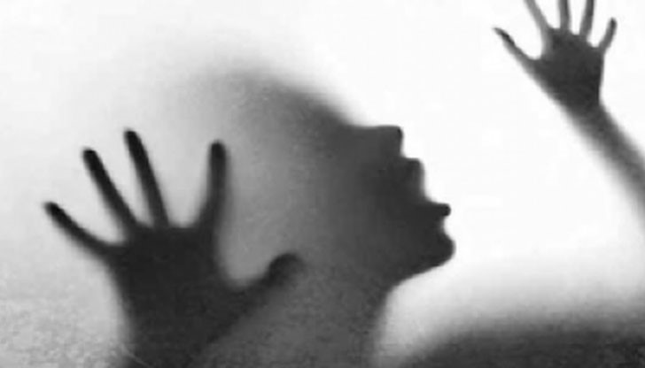 Полицаи е арестуваха мъж заради подозрения, че е изнасилил над 100 жени Полицаи е арестуваха мъж заради подозрения, че е изнасилил над 100 жени