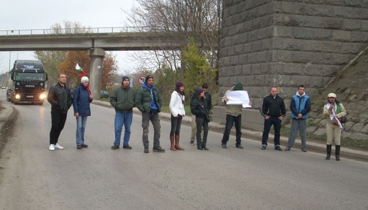 На 15 ноември 2014 год. русенци блокираха за 20-на минути пътя Русе – Силистра край Дунав мост