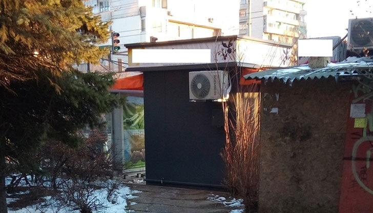 На снимката се вижда как е монтирана една будка на популярна верига за цигари точно на пътеката