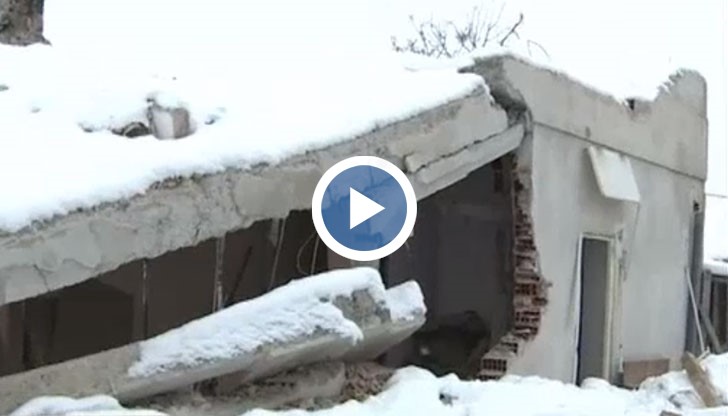 ДНСК разруши двуетажна къща на новодомци, закупили сградата само няколко месеца по-рано
