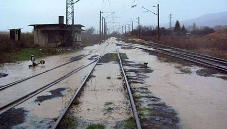 Залята е ж.п.-линията в участъка между Попово и село Дралфа