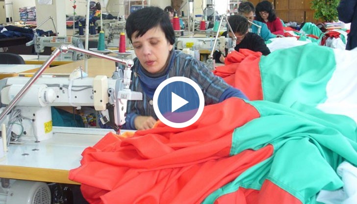 Само за пет дни пет жени скрояват и ушиват 300-метровото знаме