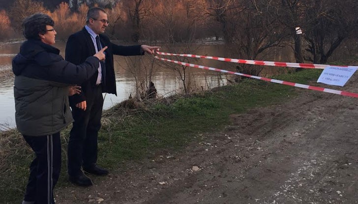 Стефко Бурджиев и неговият заместник Явор Янчев ежедневно извършват обходи на застрашените от наводнения населени места