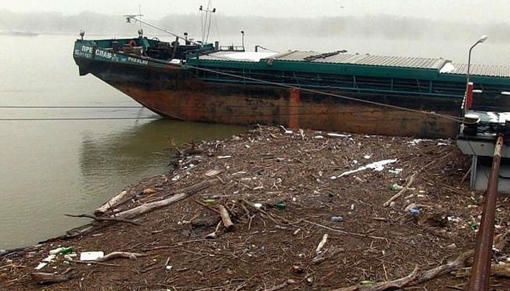 Боклуци край понтоните по русенския кей