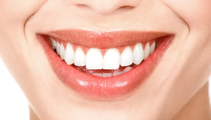 Тайни за по-бели зъби, с които ще възстановим холивудското си обаяние
