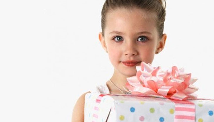 <p>Трогателна притча "КУТИЯ ПЪЛНА С ЦЕЛУВКИ"</p>

<p>Един мъж наказал три годишната си дъщеря, за където унищожила ролка златиста хартия. Парите не стигали и мъжът много се ядосал, когато детето се опитало да украси с нея една кутия и да я сложи под коледната елха. На следващата сутрин обаче малкото момиче му занесло кутията и му казало, че това е подарък за него.<br />
Мъжът се засрамил от гнева си предишната вечер. Той обаче избухнал отново, когато видял, че кутията е празна.<br />
-Не знаеш ли, че когато правиш подарък, вътре трябва да има нещо?<br />
Малкото дете го погледнало с насълзени очи и отговорило:<br />
-Но тя не е празна, татко. Аз сложих вътре целувки. Всичките са за теб.<br />
Бащата бил съкрушен. Той прегърнал детето си и го помолил за прошка. Не след дълго момиченцето починало при катастрофа.<br />
Оттогава бащата държал златната кутия до леглото си, дълги години, когато бил отчаян, отварял кутията и вземал една от целувките, сложени там от детето му.<br />
ВСЕКИ ОТ НАС ПРИТЕЖАВА ПО ЕДНА ЗЛАТНА КУТИЯ С ЦЕЛУВКИ, ПОДАРЕНА МУ ОТ ДЕЦАТА, СЕМЕЙСТВОТО ИЛИ ПРИЯТЕЛИТЕ МУ. НА ТОЗИ СВЯТ НЯМА ПО-ЦЕННА СОБСТВЕНОСТ ОТ НЕЯ.</p>
