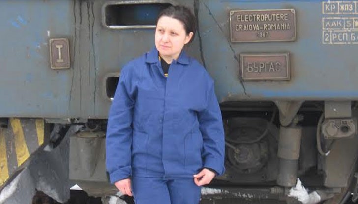 Младата дама е назначена за пълноправен помощник- машинист от вчера Младата дама е назначена за пълноправен помощник- машинист от вчера