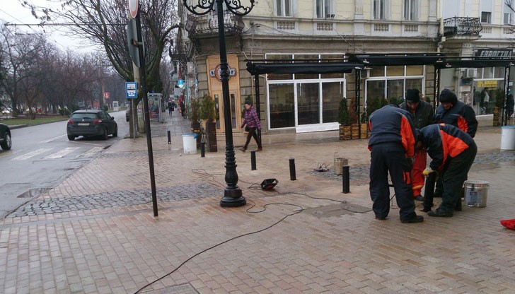 Не трябва ли стълбчетата да са по-напред?