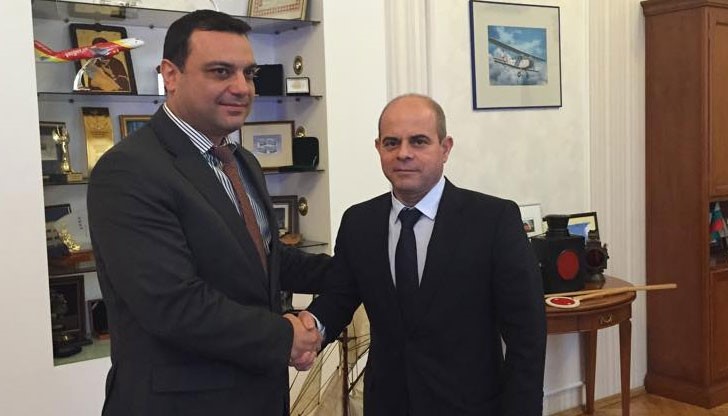 Пламен Стоилов и министър Ивайло Московски подписаха договор за безвъзмездно прехвърляне на „Летище Русе“ ЕООД Пламен Стоилов и министър Ивайло Московски подписаха договор за безвъзмездно прехвърляне на „Летище Русе“ ЕООД