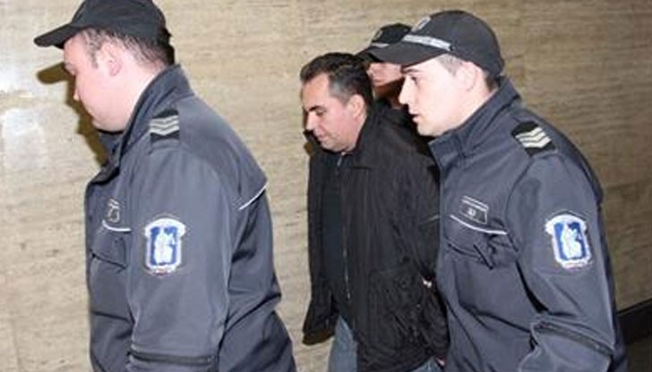 Съдия Николай Стефанов работи повече от 25 години в Русенския районен съд, в последните години по граждански договор е водил упражнения по наказателно право на студенти от Юридическия факултет на Русенския университет