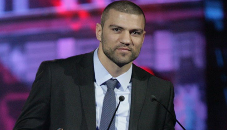 В материал, озаглавен "Братът на Кобрата – бияч на Таки" се твърди, че братът на професионалния боксьор Кубрат Пулев е част от група за рекет