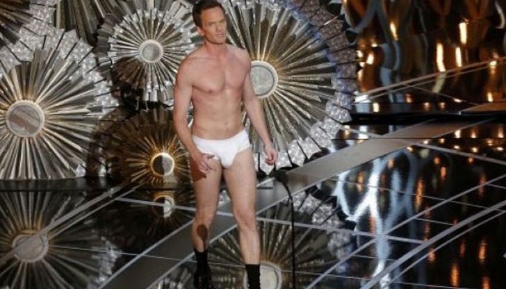 Към белите боксерки, Нийл добави черни чорапи и черни официални обувки Към белите боксерки, Нийл добави черни чорапи и черни официални обувки