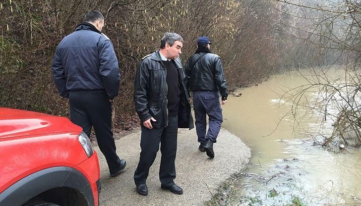 Нивото на реката продължава бавно да се вдига