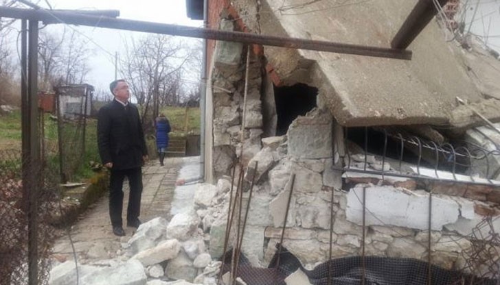Къща е рухнала в село Бащино, съобщиха местните жители