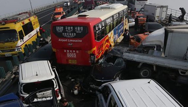 Най-малко двама души загинаха при голяма пътна катастрофа с участието на около 100 автомобила