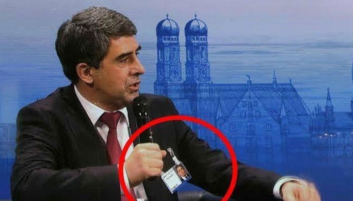 Росен Плевнелиев позира с...бадж на сакото си!