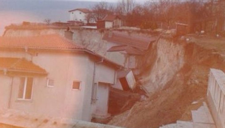 Земни маси се свличат с към морето между Балчик и "Албена"