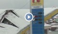 Бензиностанция на "Ромпетрол" се срути от снега
