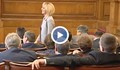 Невероятно! Целият парламент пляска на Мая Манолова
