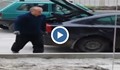 Заснеха как варненски "тарикат" краде тротоарни плочки