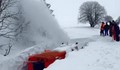 Ето как разчистват път към селата в Смолянско, затрупани от снега