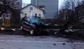 Джип Мерцедес буквално е изкоренил две дървета на улица "Доростол"