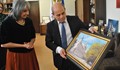Пламен Стоилов подари на вицепрезидента Маргарита Попова  картина с изглед от Доходното здание
