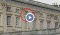 Цирк в Лондон! Гол мъж се спусна по чаршаф от Бъкингамския дворец
