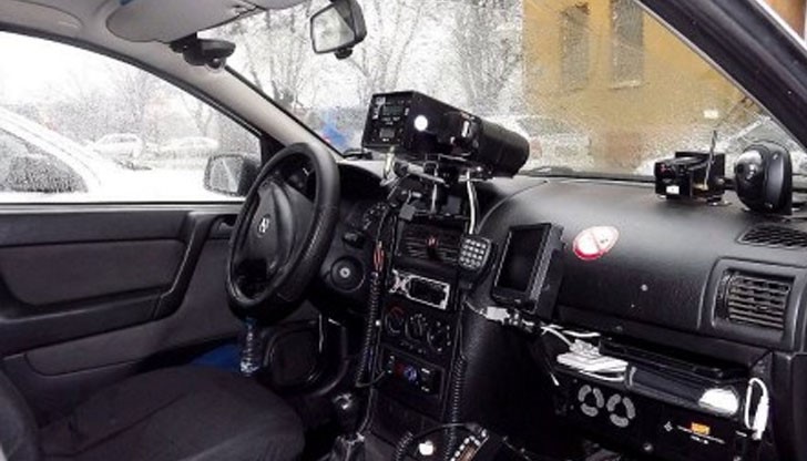 Автомобилите имат стикери на предния и задния капак, които посочват, че се извършва видеоконтрол Автомобилите имат стикери на предния и задния капак, които посочват, че се извършва видеоконтрол