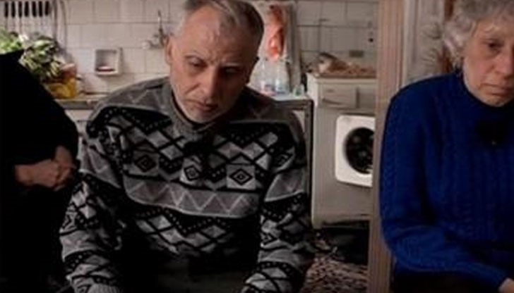 След смъртта на Вероника в дома им пристига колет, в който има подарък за таткото - обвит в двойна опаковка След смъртта на Вероника в дома им пристига колет, в който има подарък за таткото - обвит в двойна опаковка