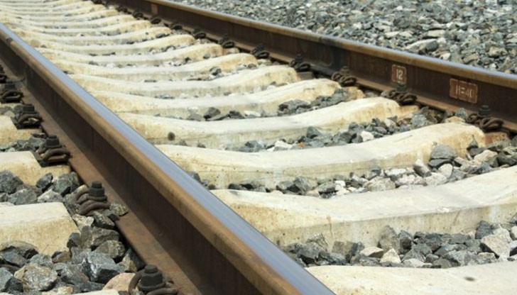 Вследствие на удара мотрисата е излязла от релсите с едната си колоос