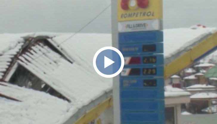 Бензиностанция се срути от снега, ранени няма