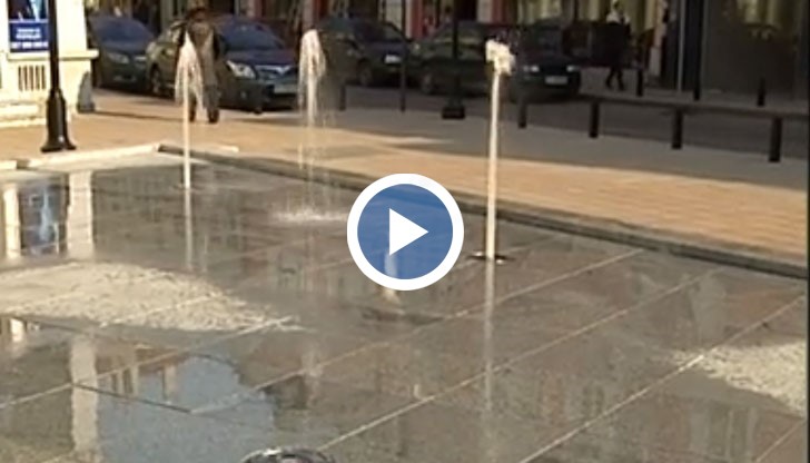 Новият фонтан се намира в центъра на града на площад “Хан Кубрат”