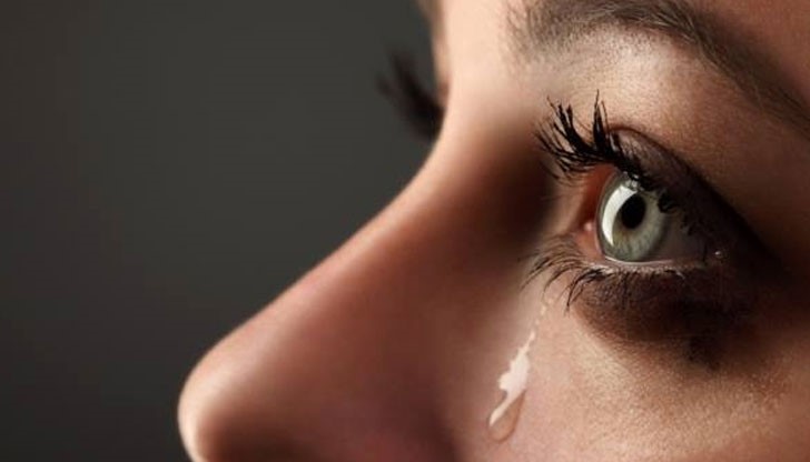 <p>Малко момче попитало майка си: "Защо плачеш?&rdquo;<br />
"Защото съм жена?", отговорила му тя.</p>

<div>"Не разбирам", казало то.<br />
Неговата майка само го прегърнала и казала:<br />
"И никога няма да разбереш!"</div>

<p>По-късно малкото момче попитало баща си:<br />
"Защо мама плаче сякаш без причина?"<br />
"Всички жени плачат без причина", само това могъл да каже баща му.<br />
<br />
Малкото момче пораснало и станало мъж, но все още се чудел защо плачат жените. Най-накрая попитал Господ:<br />
<br />
<b>"Господи, защо жените плачат толкова лесно?"</b><br />
<br />
Господ отговорил: "Когато създавах жената, тя трябваше да е специална:<br />
<br />
Направих раменете й достатъчно силни да поемат тежестта на целия свят и въпреки това достатъчно нежни, за да даряват удобство.<br />
<br />
Дадох й вътрешна сила да издържи раждането на дете и отхвърлянето, което много пъти идва от него.<br />
<br />
Дадох й твърдост, която й позволява да продължава напред, когато другите се отказват и да се грижи за семейството си дори при болест и изтощение без да се оплаква.<br />
<br />
Дадох й чувствителност да обича децата си независимо от всичко и въпреки всички обстоятелства, дори когато детето й я е наранило много.<br />
<br />
Дадох й сила да помогне на мъжа си да преодолее грешките си и я създадох от неговото ребро, за да защити сърцето му.<br />
<br />
Дадох й мъдрост, за да знае, че добрият съпруг никога не би наранил жена си, но понякога Бог изпитва нейната сила и нейното решение да бъде до съпруга си непоколебимо.<br />
<br />
И накрая, дадох й сълза, под която да се приюти. Това е нейно уникално право, за да го използва, когато има нужда.<br />
<br />
"<b>Виждаш ли, сине", казал Гoспод, "красотата на жената не е в дрехите, които носи, нито във фигурата, която има или в начина, по който си сресва косата.</b><br />
<br />
Красотата на жената трябва да бъде в нейните очи, защото това е пътят към сърцето й - мястото, където любовта обитава."</p>
