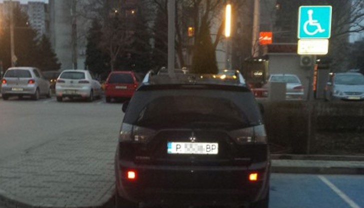 Собственик на лъскав джип най-безпардонно е паркирал мощната си машина на определеното за инвалиди място пред русенски МОЛ