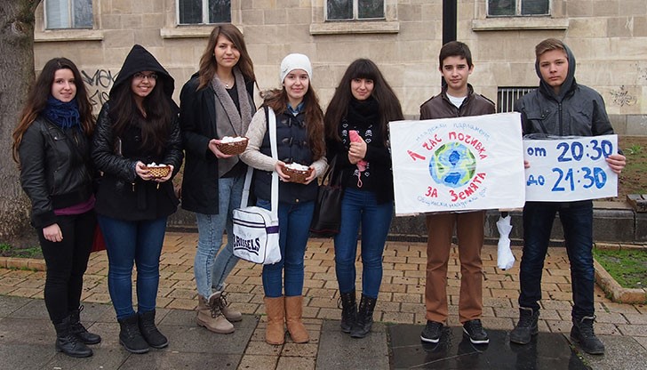 Младежите проявиха активност, призовавайки хората да участват в Часът на земята - световна инициатива