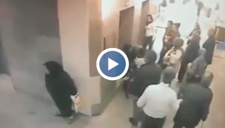 Шокиращата случка е документирана от охранителна камера в болницата
