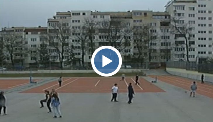 Учениците са използани за посредници, които пълнят залите със странен статут. Има изградена мрежа за продажба на билети, от която всички по веригата печелят пари