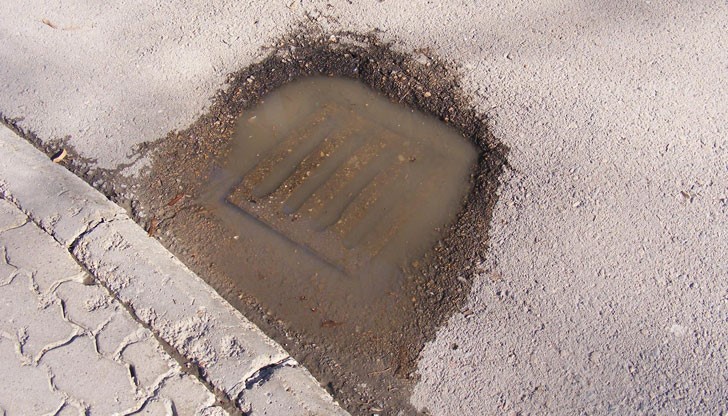 Единствената локва на улицата е върху ... шахтата за отичане