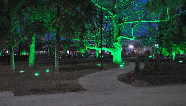 Проби на монтираното вече ефектно градинско осветление в зелените площи на площад „Батенберг“ бяха направени снощи в Русе