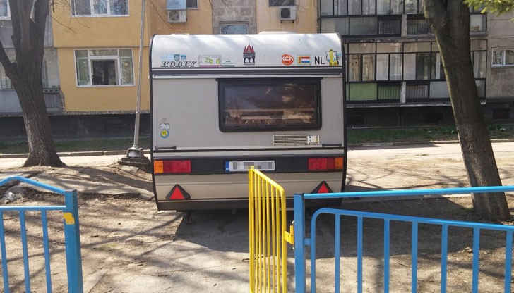 Трябва да избереш или да прелетиш или да си изобретателна за да влезеш на площадката, все едно си на офроуд ....