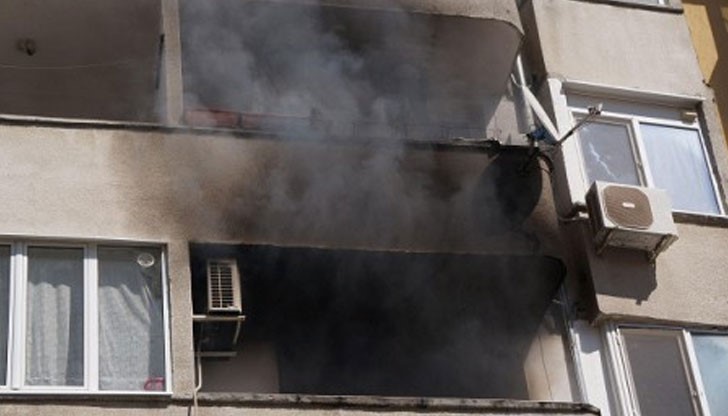Пожарникарите бързо се справиха с огъня, но за съжаление апартамента е унищожен