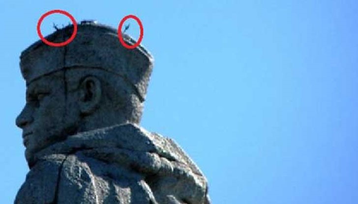 Все едно е ранен, коментираха мъже с руски знамена кирките в гранитната глава