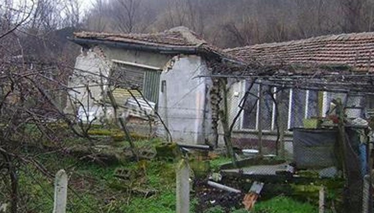 Кметът на града Росен Добрев нареди на обитателите да се евакуират в осигурена от общината сграда