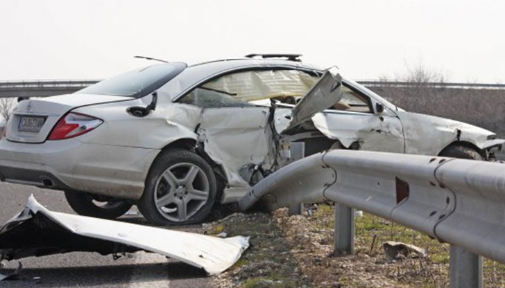 Автомобилът вероятно се е движил с несъобразена скорост и водачът му е изгубил контрол над возилото
