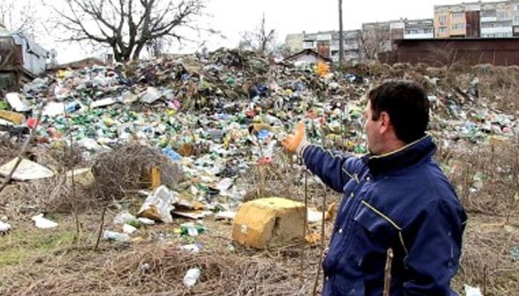 Районът е осеян с пластмасови бутилки, хартия, стъкло, отпадъци от електрически уреди, дори мъртви животни