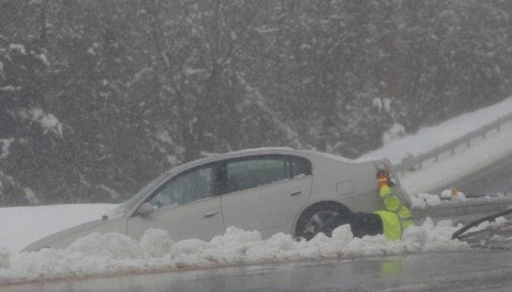 Детето било закопчано с предпазен колан и висящо надолу с главата над водата, която протичала през колата, но не били стигнала до него