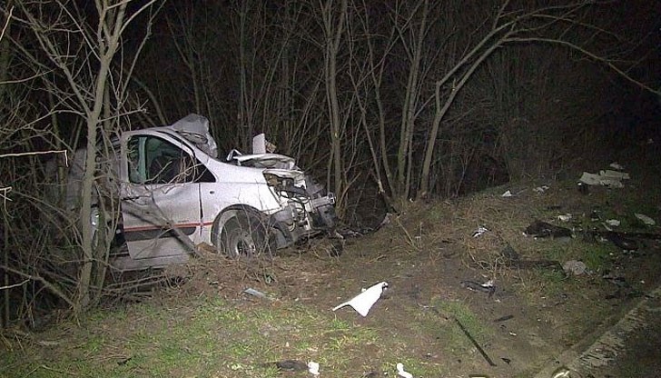 При катастрофата между бус „Ситроен“ и тежкотоварен автомобил с румънска регистрация недалеч от разклона за с. Обретеник е загинала 33-годишна жена